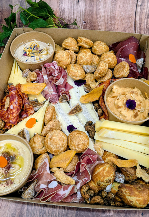 Assortiment de spécialités traiteur réalisées sur place par Hedona à Trangé, commerce local proposant une cuisine artisanale et produits frais.