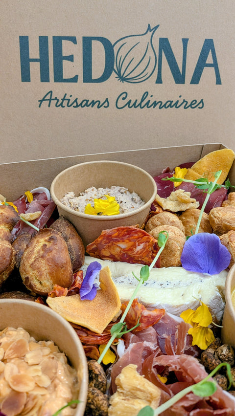 Assortiment de spécialités traiteur réalisées sur place par Hedona à Trangé, commerce local proposant une cuisine artisanale et produits frais.