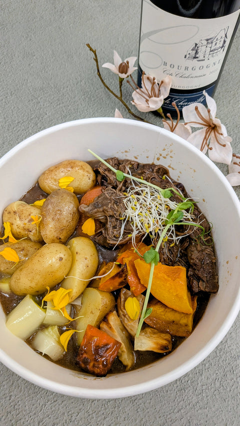 Buffet traiteur artisanal signé Hedona à Trangé, près du Mans, mettant en valeur des produits locaux et une cuisine faite maison.