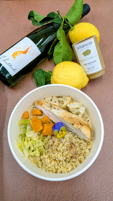 Préparation traiteur sur place chez Hedona, épicerie fine à Trangé, spécialisée en plats gourmands artisanaux et produits régionaux.