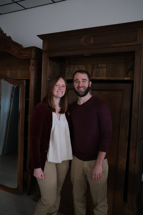 Portrait des fondateurs Noémie et Alexandre de l’épicerie Hedona à Trangé, près du Mans, duo épicerie fine et traiteur, commerce local proposant produits artisanaux, fait maison et produits du terroir.