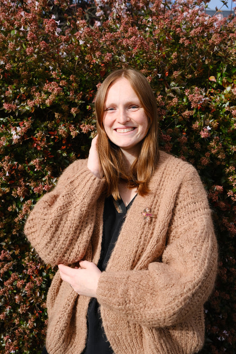 Portrait de Noémie, responsable de l’épicerie fine Hedona à Trangé, boutique alimentaire locale mettant en avant des produits régionaux, artisanaux et de qualité